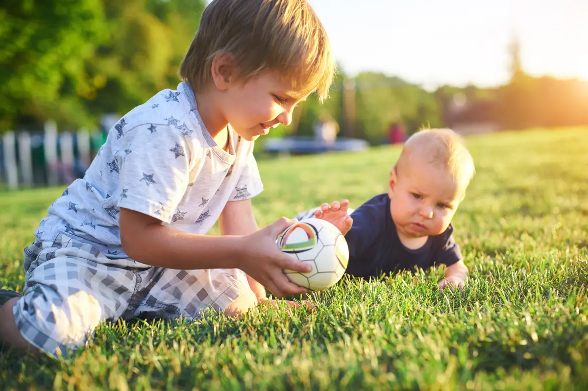 Kids playing on a thick, green lawn in Charlotte, NC